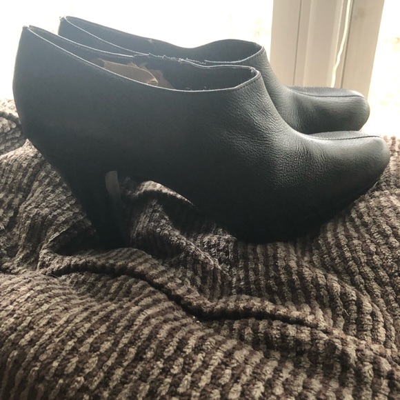 GORGEOUS Black Leather Matisse Booties. - Picture 3 of 8